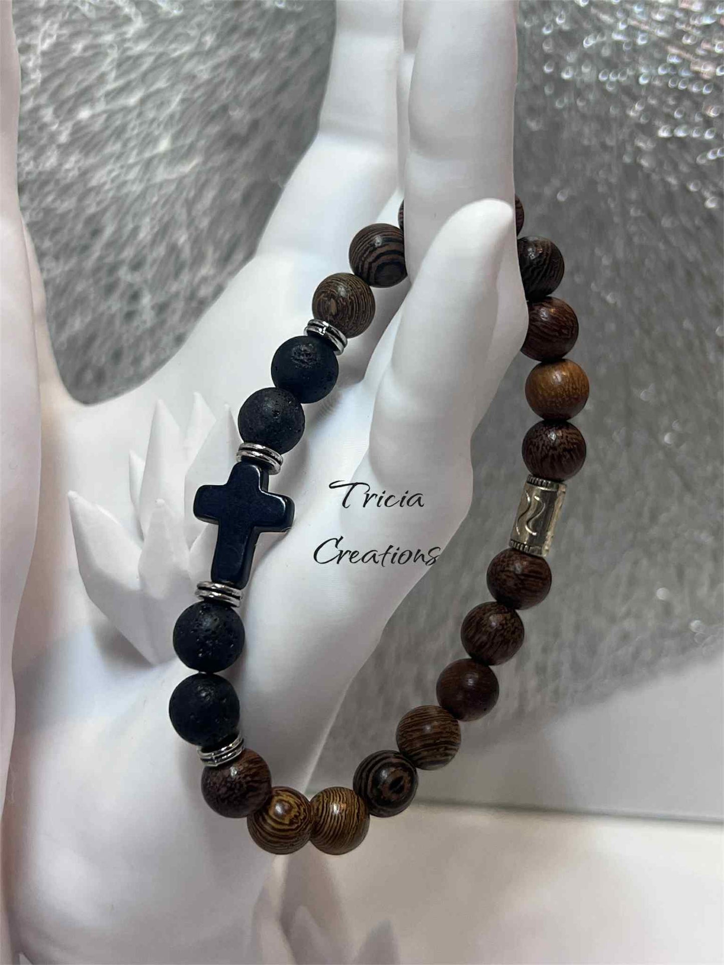 Bracelet : pierre de lave et Bois avec croix