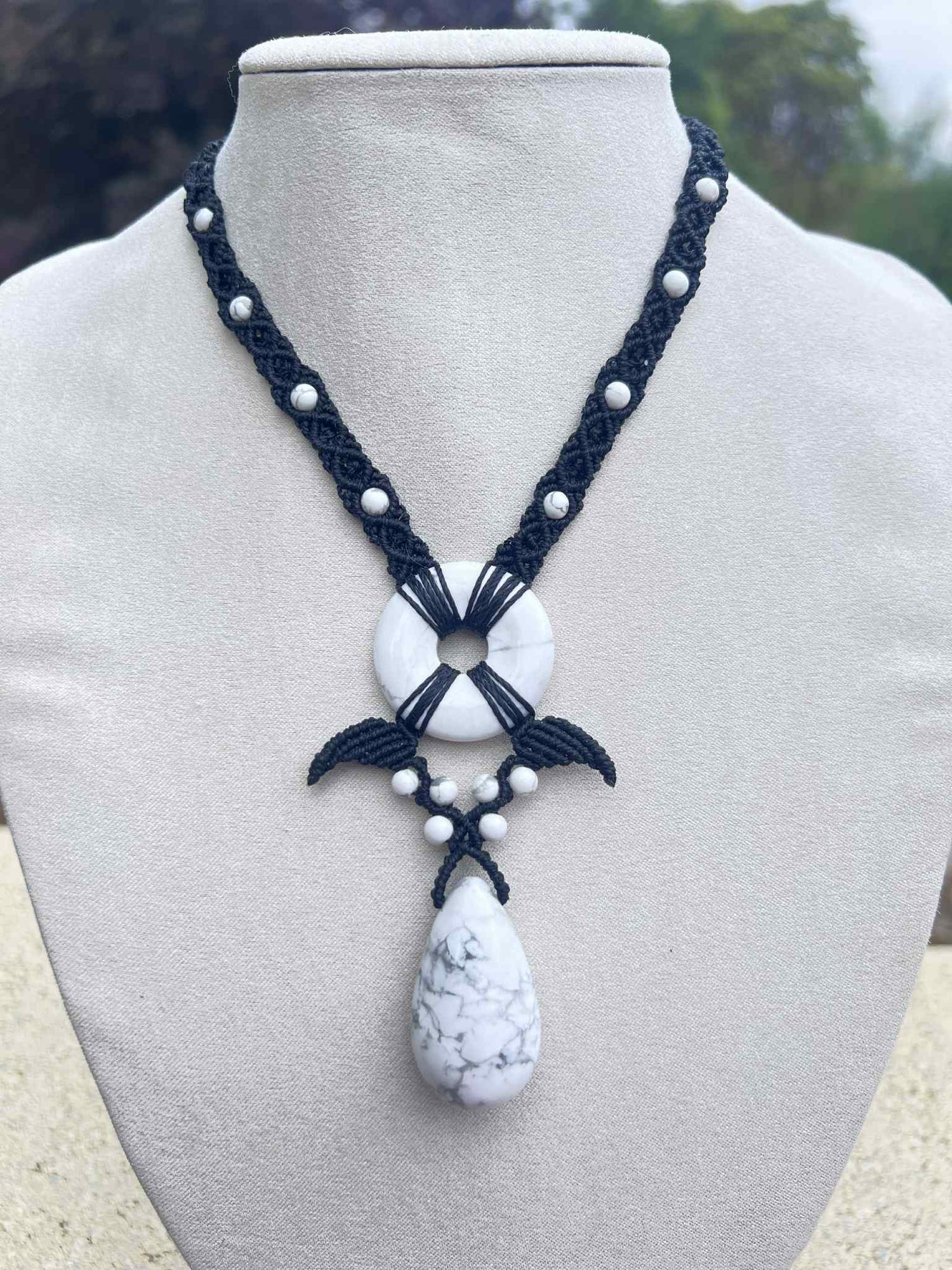 Les colliers en micro-macramé