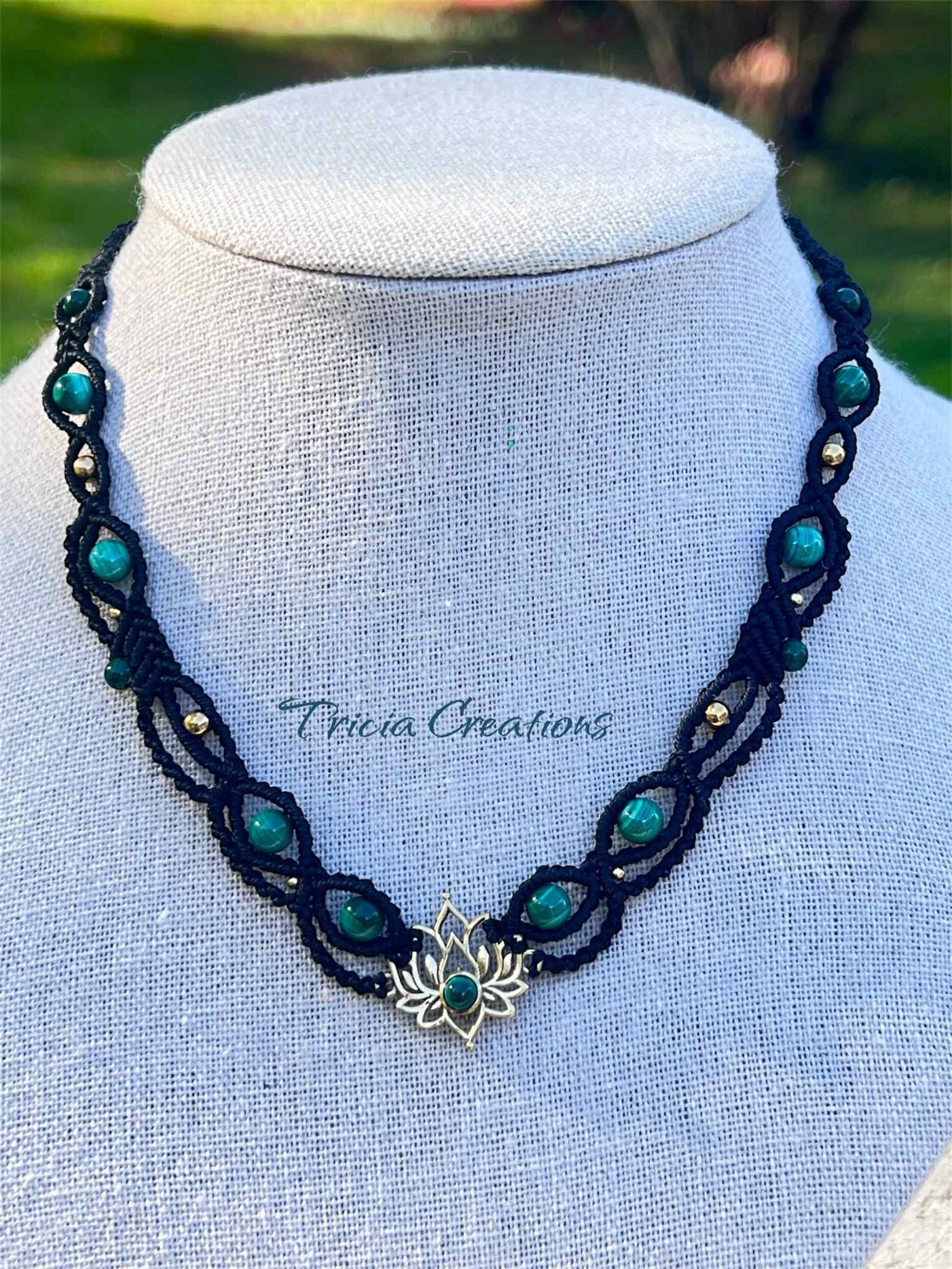 Les ras de cou en micro-macramé