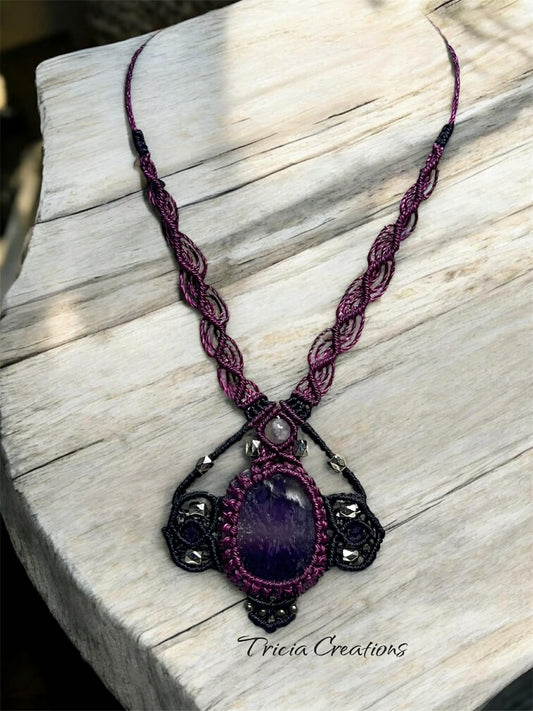 Collier en micro-macramé & améthyste naturelle – Fermoir coulissant