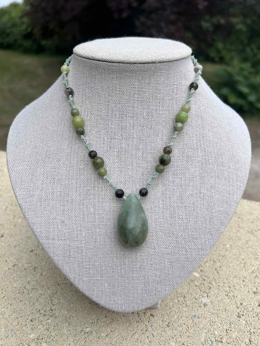 Collier : Jade néphrite