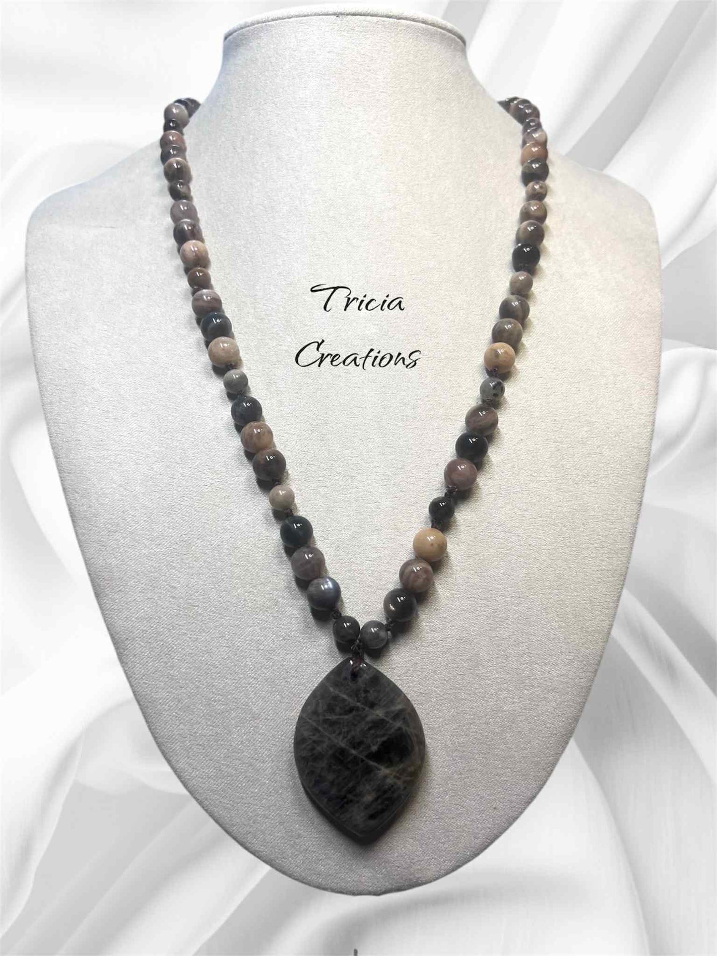 Collier : Pierre de lune noir